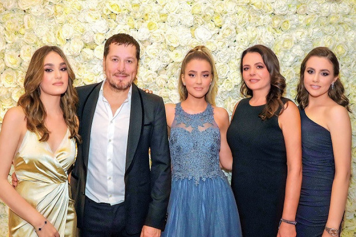 PREDIVNE VESTI iz doma Ace Pejovića! Ćerka Marija mu donosi čedo: Supruga i sestre plaču od radosti (FOTO) PREDIVNE VESTI iz doma Ace Pejovića! Ćerka Marija mu donosi čedo: Supruga i sestre plaču od radosti (FOTO)