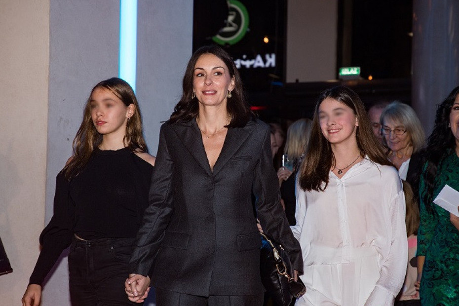 Ćerke Slobode Mićalović blistale na crvenom tepihu: Prvi put sa mamom pred kamerama, pogledajte koliko su porasle (FOTO) Ćerke Slobode Mićalović blistale na crvenom tepihu: Prvi put sa mamom pred kamerama, pogledajte koliko su porasle (FOTO)