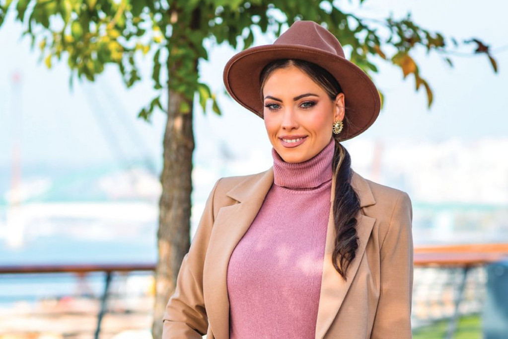 Nagovorili su je da ide na zahvat! Mirka Vasiljević promenila lični opis: Pogledajte kako sada izgleda (FOTO) Nagovorili su je da ide na zahvat! Mirka Vasiljević promenila lični opis: Pogledajte kako sada izgleda (FOTO)