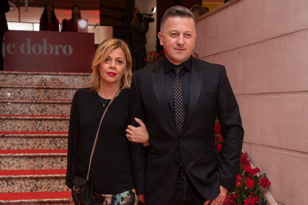 Venčanicu ove boje NIKADA niste videli: Pogledajte ekskluzivne fotke sa venčanja Srđana Predojevića u ambasadi, jedan detalj je šokantan Venčanicu ove boje NIKADA niste videli: Pogledajte ekskluzivne fotke sa venčanja Srđana Predojevića u ambasadi, jedan detalj je šokantan