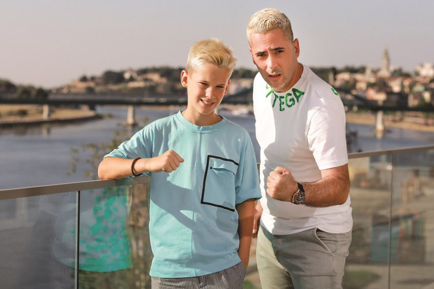 Sin Saše Joksimovića krenuo putem posle kojeg NEMA NAZAD, otac i majka sada mogu samo da se MOLE za njega (FOTO) Sin Saše Joksimovića krenuo putem posle kojeg NEMA NAZAD, otac i majka sada mogu samo da se MOLE za njega (FOTO)