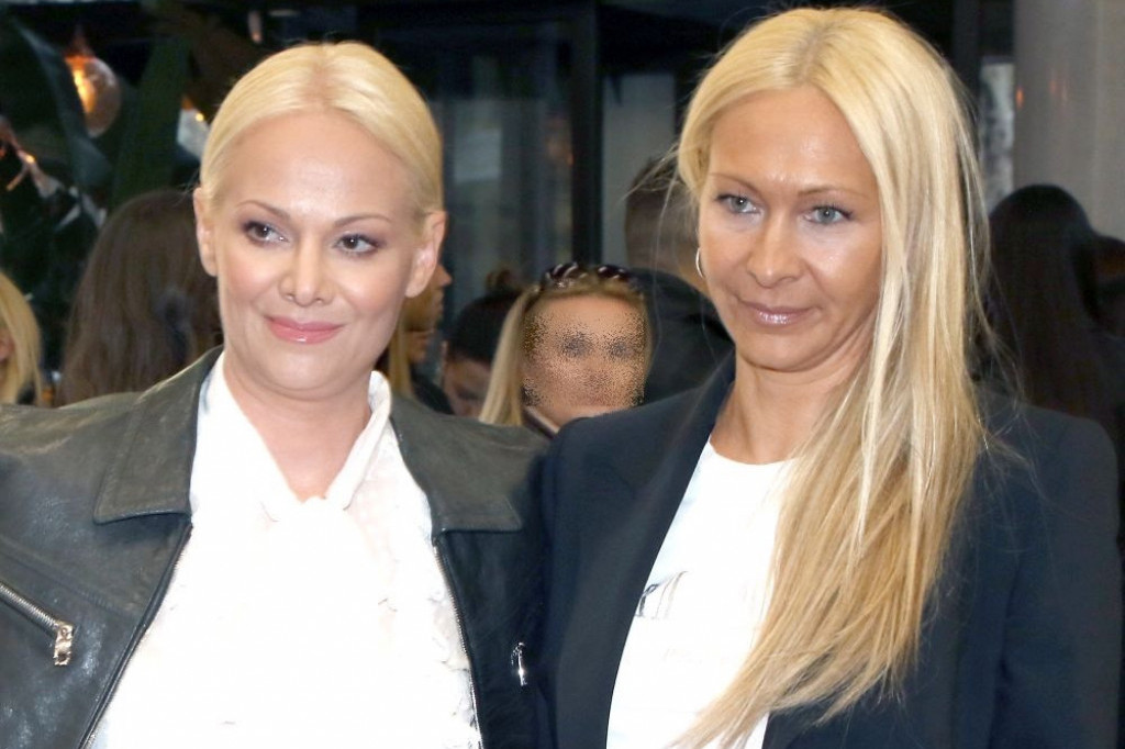 Moda devedesetih je bila baš čudna: Pogledajte kako je Sanela Šaulić izgledala na venčanju sa prvim suprugom kog ne spominje (FOTO) Moda devedesetih je bila baš čudna: Pogledajte kako je Sanela Šaulić izgledala na venčanju sa prvim suprugom kog ne spominje (FOTO)