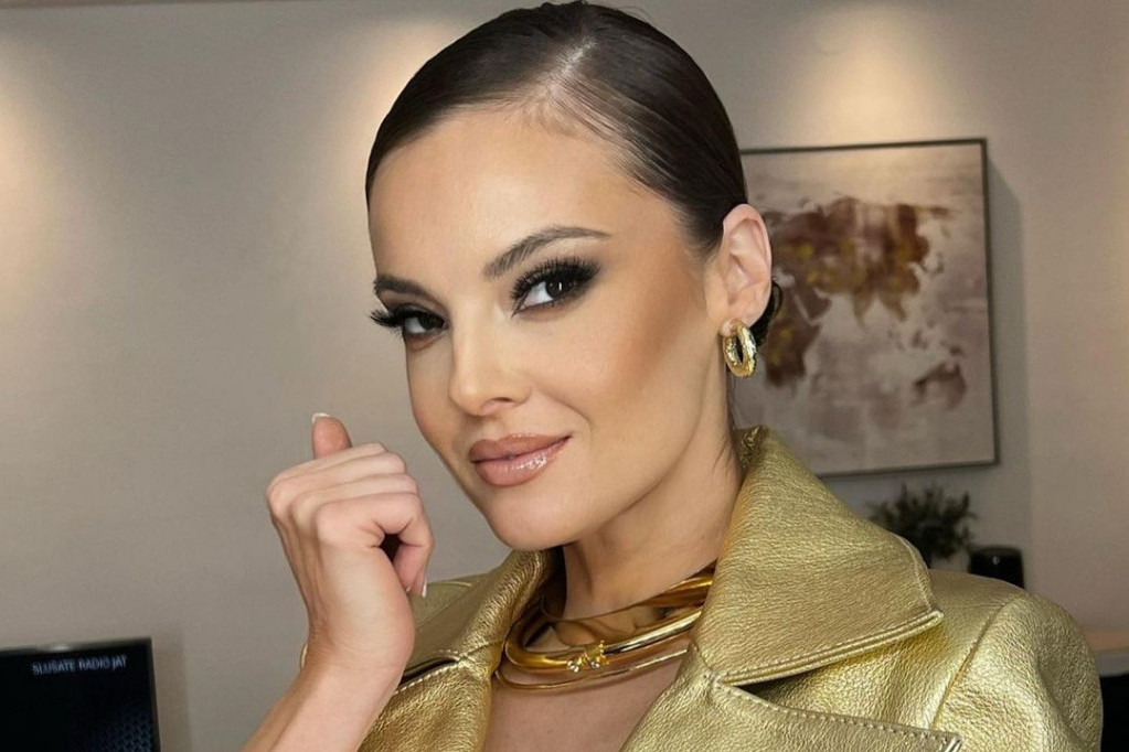 Slavica Ćukteraš bez trunke šminke u javnosti i svi su se ZABRINULI: Ovo je njeno pravo lice (FOTO) Slavica Ćukteraš bez trunke šminke u javnosti i svi su se ZABRINULI: Ovo je njeno pravo lice (FOTO)