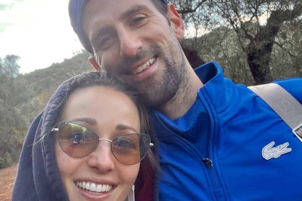 Fotke sa odmora uzburkale naciju: Jelena zajahala Novaka pred svima, na ovo nismo navikli (FOTO) Fotke sa odmora uzburkale naciju: Jelena zajahala Novaka pred svima, na ovo nismo navikli (FOTO)