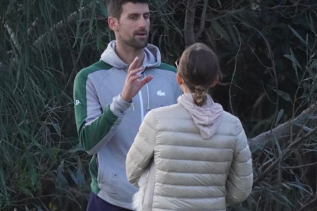 Prva svađa u javnosti: Novak i Jelena uslikani u nezgodnom trenutku ispred kuće u Španiji, pogledajte fotke incidenta