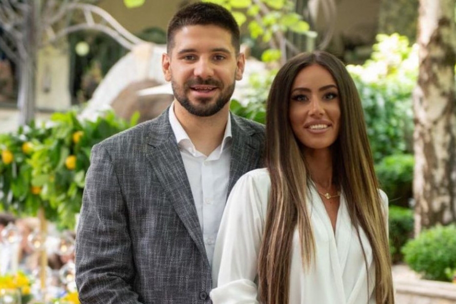 Kao iz bajke: Ovde žive Kristina i Aleksandar Mitrović, uz veliku zaradu stigao je i luksuzni dom! Detalj iz kupatila svi komentarišu (FOTO) Kao iz bajke: Ovde žive Kristina i Aleksandar Mitrović, uz veliku zaradu stigao je i luksuzni dom! Detalj iz kupatila svi komentarišu (FOTO)