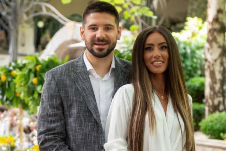 Kao iz bajke: Ovde žive Kristina i Aleksandar Mitrović, uz veliku zaradu stigao je i luksuzni dom! Detalj iz kupatila svi komentarišu (FOTO) Kao iz bajke: Ovde žive Kristina i Aleksandar Mitrović, uz veliku zaradu stigao je i luksuzni dom! Detalj iz kupatila svi komentarišu (FOTO)