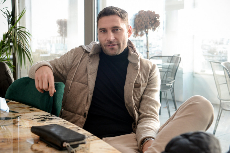 Sam sedi, ali detalji na stolu ga odali: S kim je Duško Tošić uživao u restoranu na Dorćolu