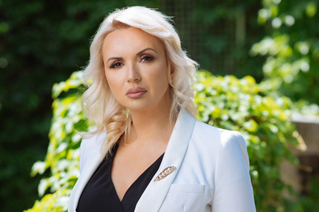 Vreme je za BEBE! Predivne vesti stižu od ministarke Darije Kisić: Pogledajte fotografiju koja je otopila ceo Instagram Vreme je za BEBE! Predivne vesti stižu od ministarke Darije Kisić: Pogledajte fotografiju koja je otopila ceo Instagram