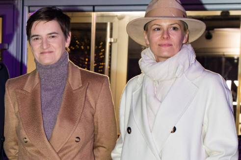Porodična fotografija premijerke Brnabić sa zimovanja: Mali Igor je presrećan na skijanju, a tek da vidite Aninu partnerku Milicu Porodična fotografija premijerke Brnabić sa zimovanja: Mali Igor je presrećan na skijanju, a tek da vidite Aninu partnerku Milicu