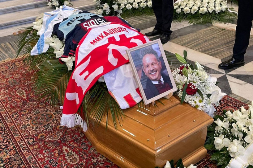 Vanbračni sin Siniše Mihajlovića položio venac na sanduk: Prvi put u javnosti kako bi ispratio voljenog tatu (FOTO) Vanbračni sin Siniše Mihajlovića položio venac na sanduk: Prvi put u javnosti kako bi ispratio voljenog tatu (FOTO)