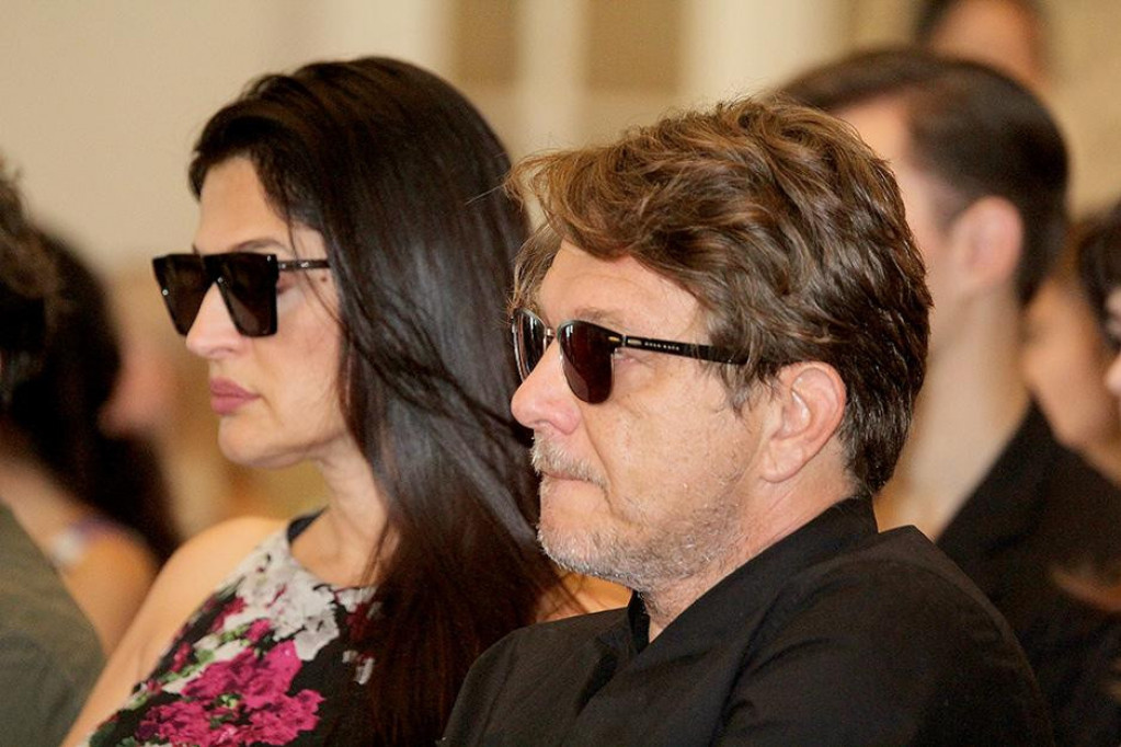 Navalio kao blesav! Dragan Bjelogrlić uslikan u zagrljaju sa poznatom plavušom: Svi se pitaju što mu je ovo trebalo! Pogledajte fotografiju Navalio kao blesav! Dragan Bjelogrlić uslikan u zagrljaju sa poznatom plavušom: Svi se pitaju što mu je ovo trebalo! Pogledajte fotografiju