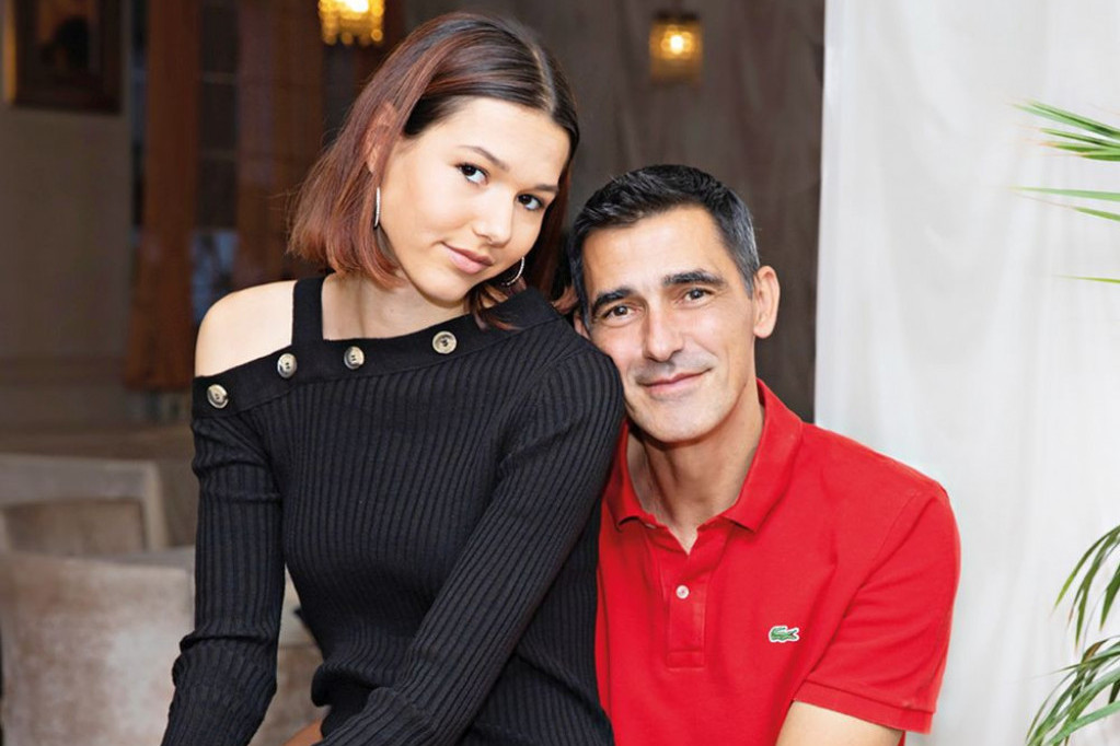 Gledali ste je na televiziji, a niste znali čija je žena! Ova poznata dama je supruga Dragutina Topića i Angelinina majka (FOTO) Gledali ste je na televiziji, a niste znali čija je žena! Ova poznata dama je supruga Dragutina Topića i Angelinina majka (FOTO)