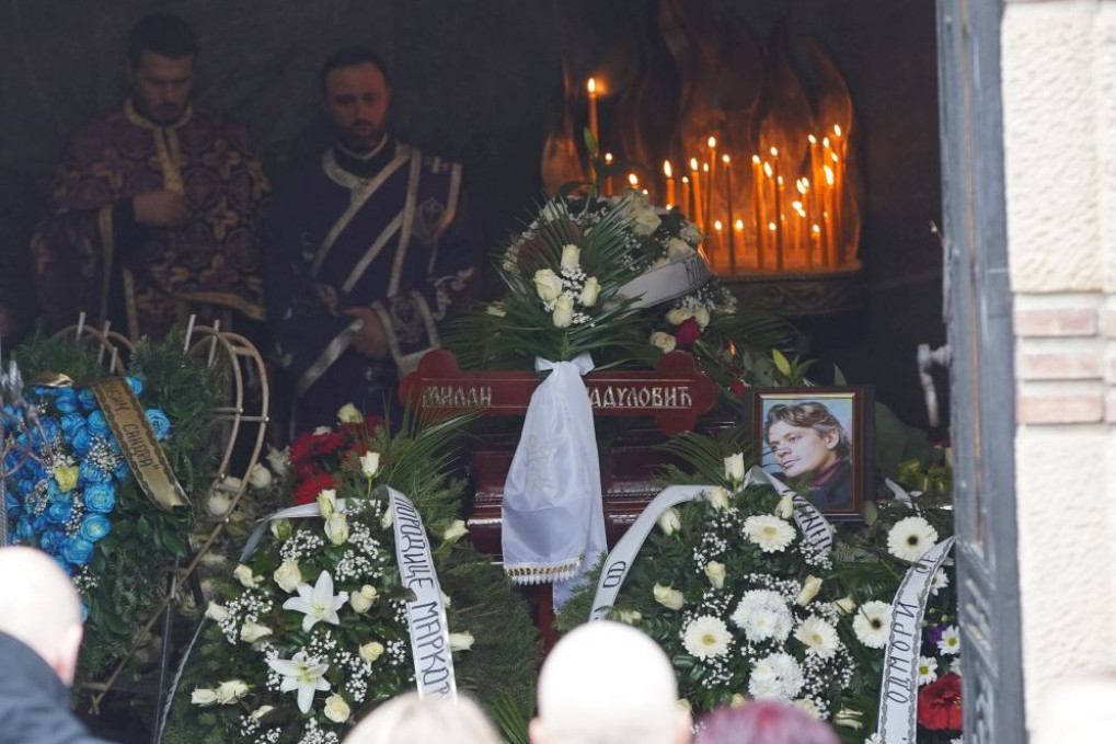 Muk i tišina na Novom groblju! Poznati se u suzama opraštaju od Laće: Tužna povorka ispratila ga u večnu kuću (FOTO) Muk i tišina na Novom groblju! Poznati se u suzama opraštaju od Laće: Tužna povorka ispratila ga u večnu kuću (FOTO)