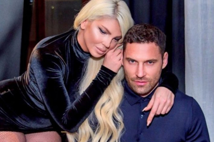 Do pomirenja sa Duškom zvanično nije došlo, ali TREĆE DETE JE NA PUTU! Jelena Karleuša nikad srećnija (VIDEO) Do pomirenja sa Duškom zvanično nije došlo, ali TREĆE DETE JE NA PUTU! Jelena Karleuša nikad srećnija (VIDEO)