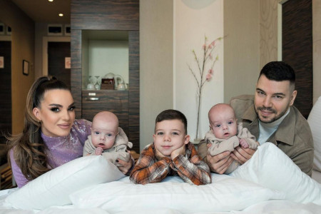 Tri je magičan broj! Prvi snimci blizanaca Petra Mitića i Ivane Pavković: Na koga vam liče bebe? (VIDEO) Tri je magičan broj! Prvi snimci blizanaca Petra Mitića i Ivane Pavković: Na koga vam liče bebe? (VIDEO)