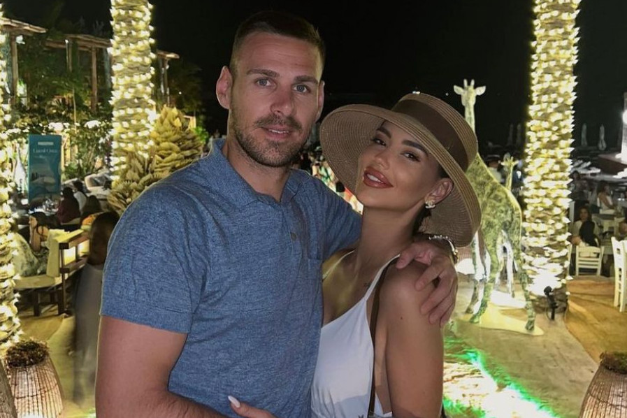 Da joj vidite haljinicu! Katja Gobeljić pozirala tati: Prava je modna ikona! (FOTO) Da joj vidite haljinicu! Katja Gobeljić pozirala tati: Prava je modna ikona! (FOTO)