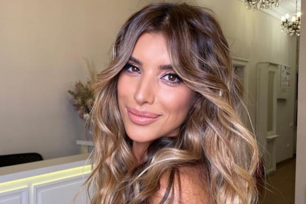 Ženo da li si realna? Svi šokirano gledaju u papuče Jovane Pajić: Da li biste se usudili da u njima izađete na ulicu? (FOTO) Ženo da li si realna? Svi šokirano gledaju u papuče Jovane Pajić: Da li biste se usudili da u njima izađete na ulicu? (FOTO)