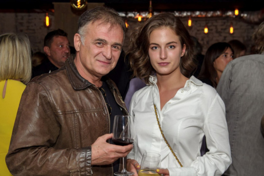 Ćerka Branislava Lečića ocu saopštila PRELEPE VESTI: Pogledajte koliko je mladi zet presrećan, ovaj dan se dugo čekao (FOTO) Ćerka Branislava Lečića ocu saopštila PRELEPE VESTI: Pogledajte koliko je mladi zet presrećan, ovaj dan se dugo čekao (FOTO)