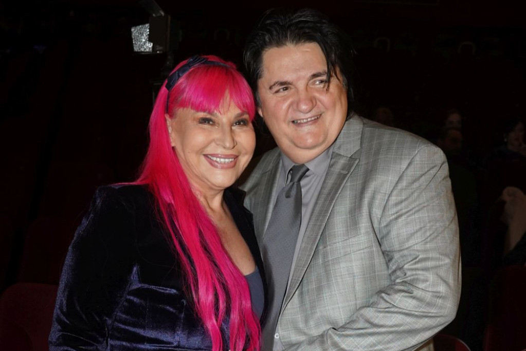 Kad ti baba i deda prirede rođendansku proslavu, to izgleda ovako: Unuka Zorice Brunclik napunila 18, došlo pola estrade (FOTO) Kad ti baba i deda prirede rođendansku proslavu, to izgleda ovako: Unuka Zorice Brunclik napunila 18, došlo pola estrade (FOTO)