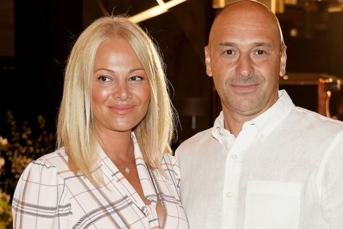 Dnevni boravak Ilde Šaulić kao iz filmova o bogatim američkim porodicama: Garnitura u prvom planu, a iznad vredna slika Dnevni boravak Ilde Šaulić kao iz filmova o bogatim američkim porodicama: Garnitura u prvom planu, a iznad vredna slika