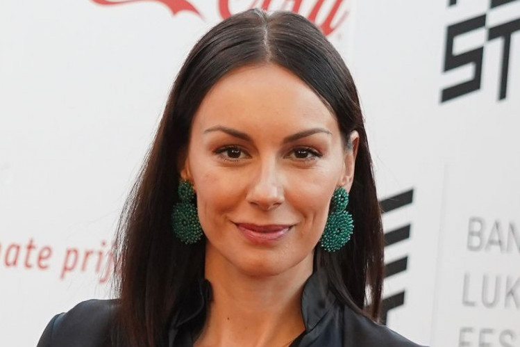 Nežnu satensku haljinu Slobode Mićalović morate imati ovog proleća: Prelepo pada uz telo, ali svi komentarišu šta je uz nju obula (FOTO) Nežnu satensku haljinu Slobode Mićalović morate imati ovog proleća: Prelepo pada uz telo, ali svi komentarišu šta je uz nju obula (FOTO)