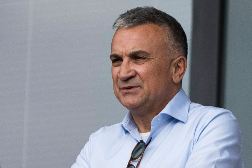 UHVAĆEN U AKCIJI, navio je preko stola u restoranu: Pogledajte sa kim je uslikan Srđan Đoković dok porodica letuje u Crnoj Gori (FOTO) UHVAĆEN U AKCIJI, navio je preko stola u restoranu: Pogledajte sa kim je uslikan Srđan Đoković dok porodica letuje u Crnoj Gori (FOTO)