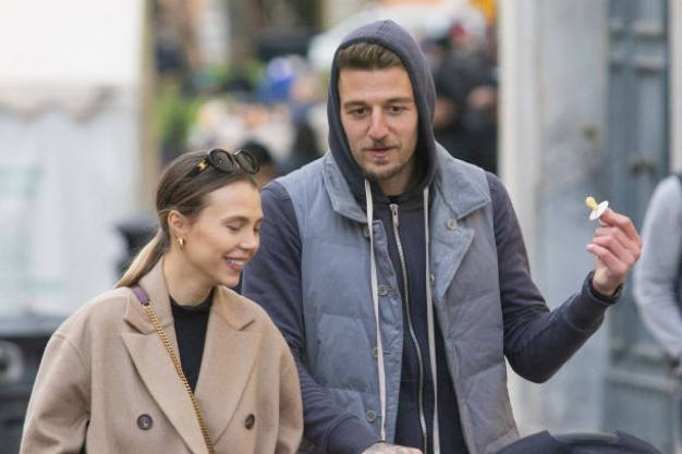 Prve fotografije sa ćerkom: Sergej Milinković Savić uslikan u Rimu sa porodicom, mala Irina uživa kao kraljica (FOTO) Prve fotografije sa ćerkom: Sergej Milinković Savić uslikan u Rimu sa porodicom, mala Irina uživa kao kraljica (FOTO)