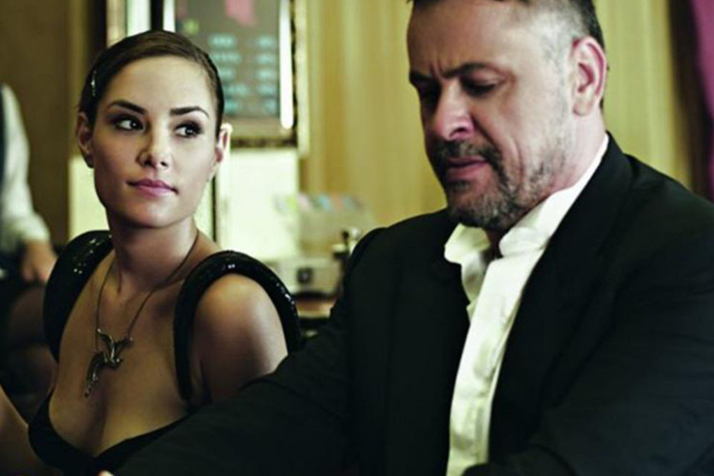 Morao je da zna da će poželeti MLAĐEG: Supruga Branimira Popovića izabrala MLADOG ZGODNOG kolegu, ovo je prva zajednička fotografija Morao je da zna da će poželeti MLAĐEG: Supruga Branimira Popovića izabrala MLADOG ZGODNOG kolegu, ovo je prva zajednička fotografija