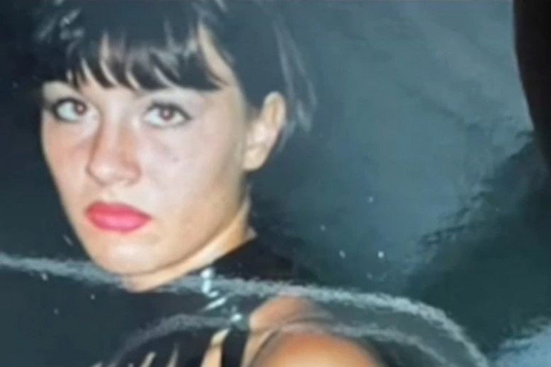 Da li prepoznajete popularnu pevačicu sa slike? Muž je prevario pred svima, ima dvoje dece i mnogo hitova (FOTO) Da li prepoznajete popularnu pevačicu sa slike? Muž je prevario pred svima, ima dvoje dece i mnogo hitova (FOTO)