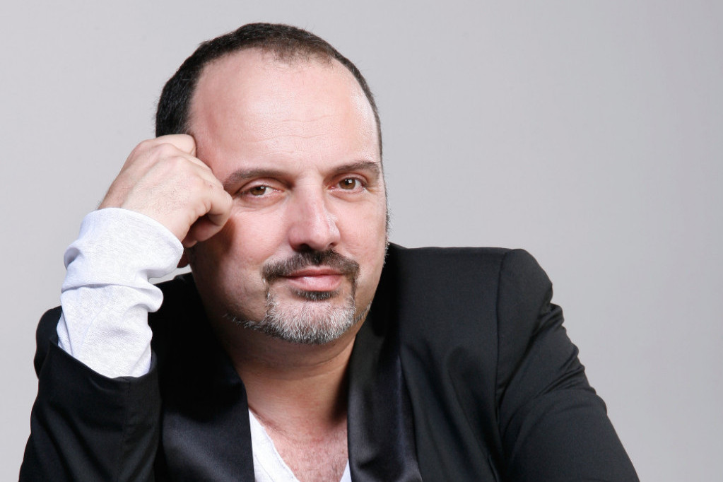 Toni Cetinski presadio kosu! Isplivala fotografija sa dugačkim loknama, da li je moguće da je ovo isti čovek? (FOTO) Toni Cetinski presadio kosu! Isplivala fotografija sa dugačkim loknama, da li je moguće da je ovo isti čovek? (FOTO)