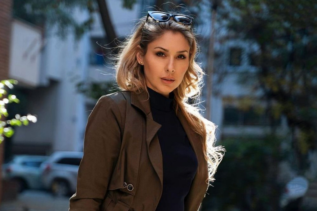 Kristina, svi smo uz tebe: Prva fotografija voditeljke nakon što je slomila obe ruke! Ništa više nije kao pre (FOTO) Kristina, svi smo uz tebe: Prva fotografija voditeljke nakon što je slomila obe ruke! Ništa više nije kao pre (FOTO)