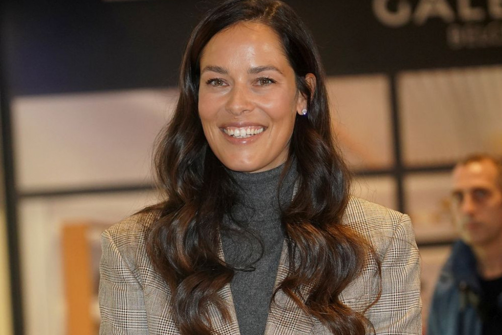 Jedan sako, ista lokacija, a potpuno drugačiji stajling: Modni savet Ane Ivanović svaka žena primeniće već danas (FOTO) Jedan sako, ista lokacija, a potpuno drugačiji stajling: Modni savet Ane Ivanović svaka žena primeniće već danas (FOTO)