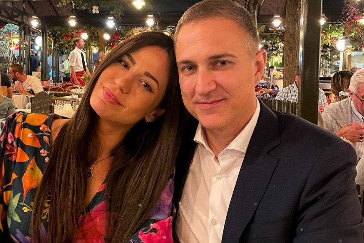 Nebojša Stefanović kleknuo i zaprosio devojku: Dobro pogledajte prsten, bivši ministar se baš isprsio (FOTO)