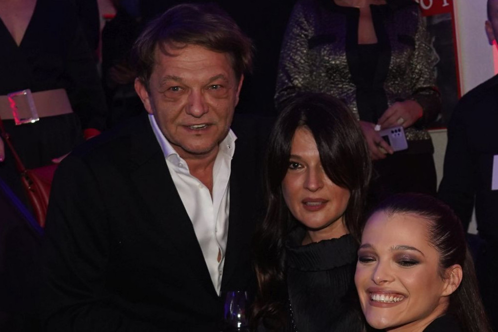 U Bjelinoj kući se slavi! Ćerka Mia ima najlepše vesti: Tek što je napunila 28 godina (FOTO) U Bjelinoj kući se slavi! Ćerka Mia ima najlepše vesti: Tek što je napunila 28 godina (FOTO)
