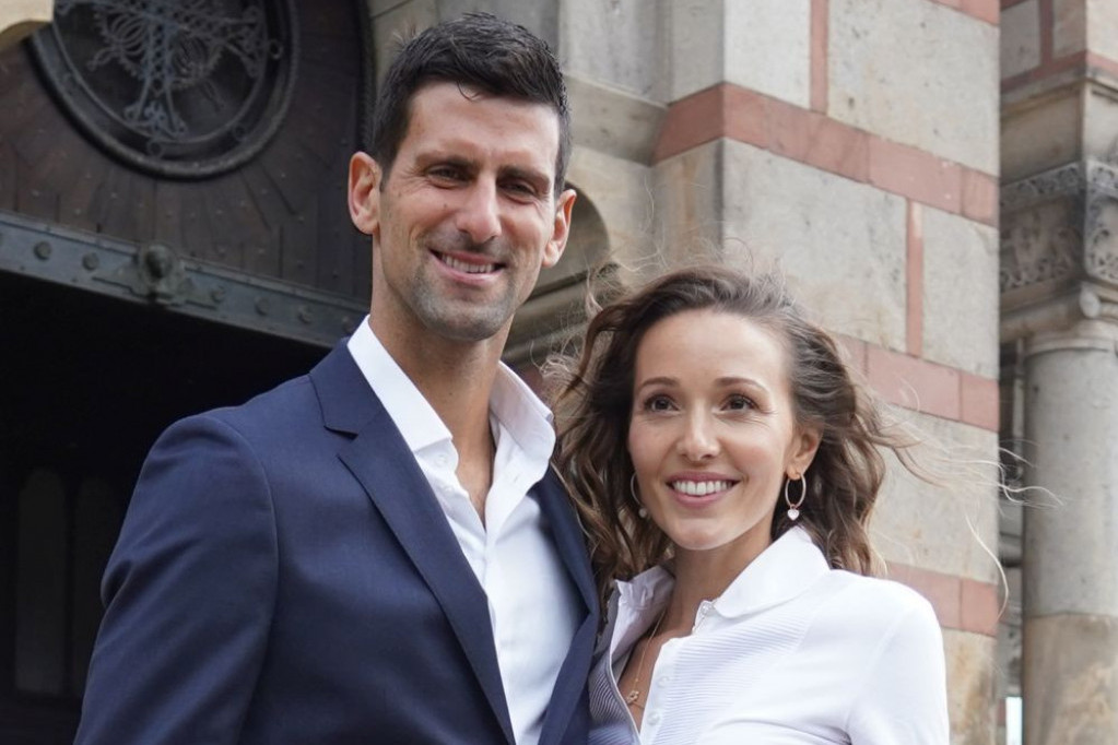 Novak i Jelena Đoković na Merlinovom koncertu u Crnoj Gori, a svi komentarišu šta je ona obukla: Ovako nešto nikad niste videli (FOTO) Novak i Jelena Đoković na Merlinovom koncertu u Crnoj Gori, a svi komentarišu šta je ona obukla: Ovako nešto nikad niste videli (FOTO)