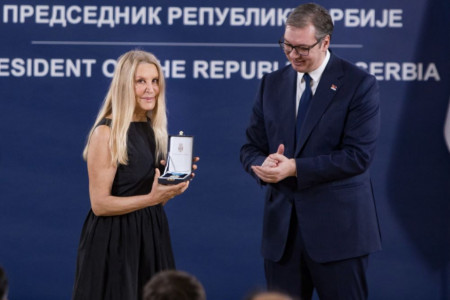 Seda kosa i oteklo lice: Elena Karaman došla da podrži majku dok prima orden, jedva smo je prepoznali! Pogledajte kako danas izgleda (FOTO) Seda kosa i oteklo lice: Elena Karaman došla da podrži majku dok prima orden, jedva smo je prepoznali! Pogledajte kako danas izgleda (FOTO)