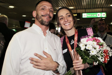 Mlada je blistala kao nikada! Ovako je izgledalo tajno venčanje Danila Ikodinovića i Maje Ognjenović Mlada je blistala kao nikada! Ovako je izgledalo tajno venčanje Danila Ikodinovića i Maje Ognjenović
