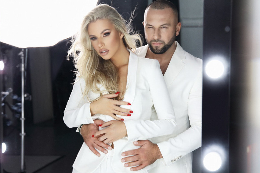 Luksuzna nekretnina u Novom Sadu: Ivona i Dado Polumenta otvaraju vrata svog doma, od pogleda na dnevnu sobu zastaje dah (FOTO) Luksuzna nekretnina u Novom Sadu: Ivona i Dado Polumenta otvaraju vrata svog doma, od pogleda na dnevnu sobu zastaje dah (FOTO)