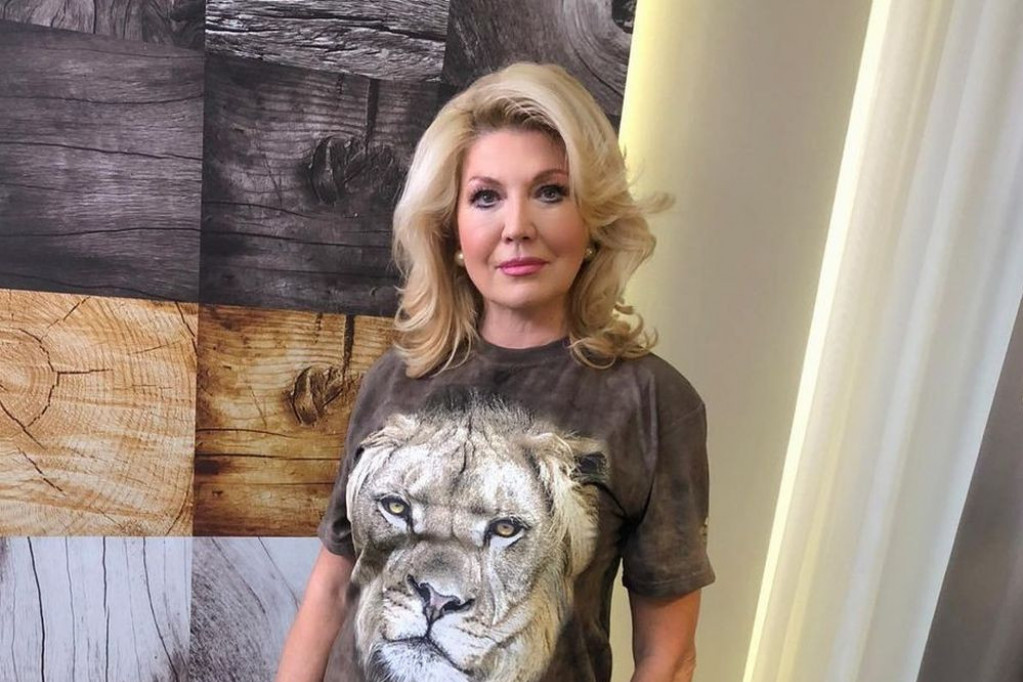 Baš je briga za višak kilograma: Suzana Mančić se skinula u kupaći i pokazala kako joj zaista izgleda telo, svi zumiraju fotografiju Baš je briga za višak kilograma: Suzana Mančić se skinula u kupaći i pokazala kako joj zaista izgleda telo, svi zumiraju fotografiju