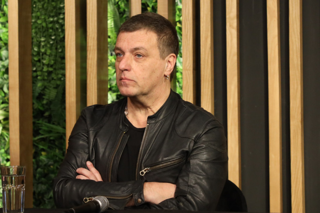 Upoznali su se u srednjoj školi i od tada se nisu razdvojili: Đule Van Gog krije ženu godinama, a sada je jasno i zašto (FOTO) Upoznali su se u srednjoj školi i od tada se nisu razdvojili: Đule Van Gog krije ženu godinama, a sada je jasno i zašto (FOTO)