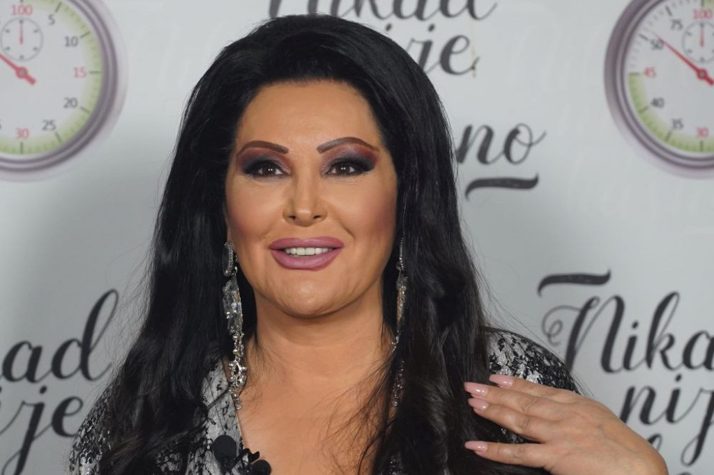 Ofarbala se u crveno: Dragana Mirković ne liči na sebe, da li biste je prepoznali na ulici (FOTO) Ofarbala se u crveno: Dragana Mirković ne liči na sebe, da li biste je prepoznali na ulici (FOTO)