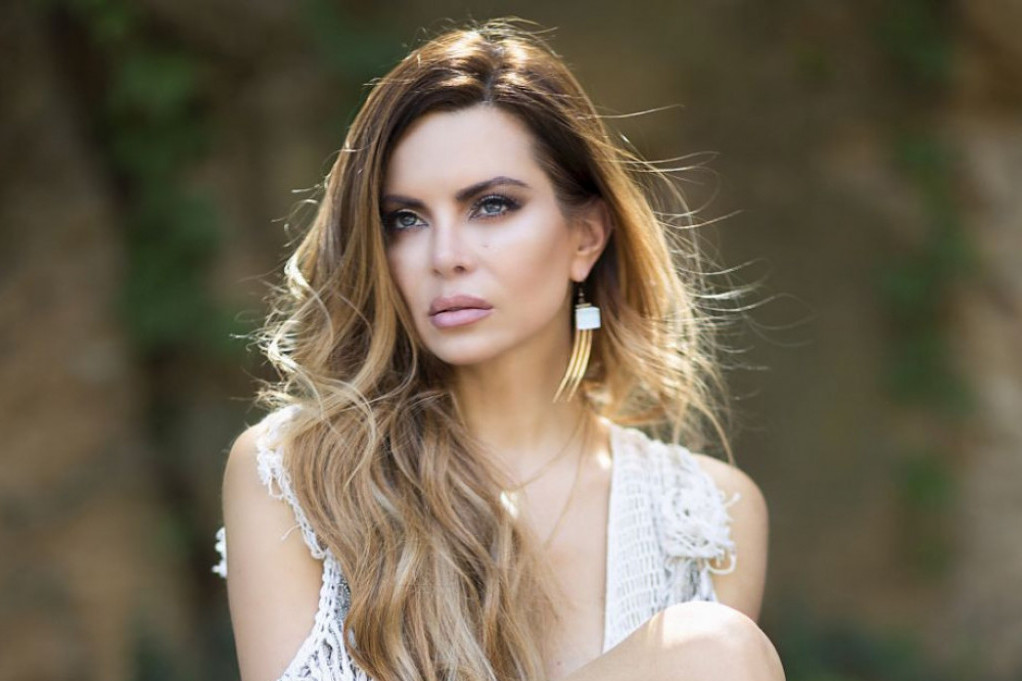 Snalazi se kako mora: Evo kako Nikolina Pišek zarađuje novac za život na visokoj nozi Snalazi se kako mora: Evo kako Nikolina Pišek zarađuje novac za život na visokoj nozi