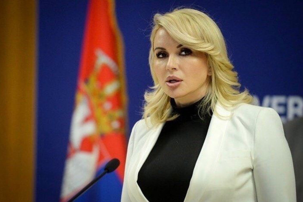 Beli sako koji vizuelno sužava, Darija Kisić pokazuje da je moguće: Da li ste spremni da iskopirate ovaj stajling? (FOTO) Beli sako koji vizuelno sužava, Darija Kisić pokazuje da je moguće: Da li ste spremni da iskopirate ovaj stajling? (FOTO)