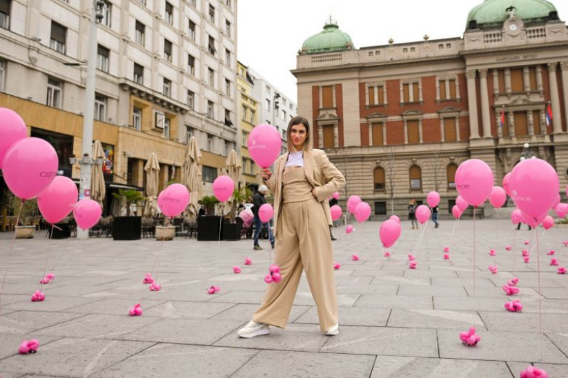 Beograd i gradovi regiona na Osmi mart obojeni u roze! Prolaznice oduševljene essence i CATRICE darovima  (FOTO)