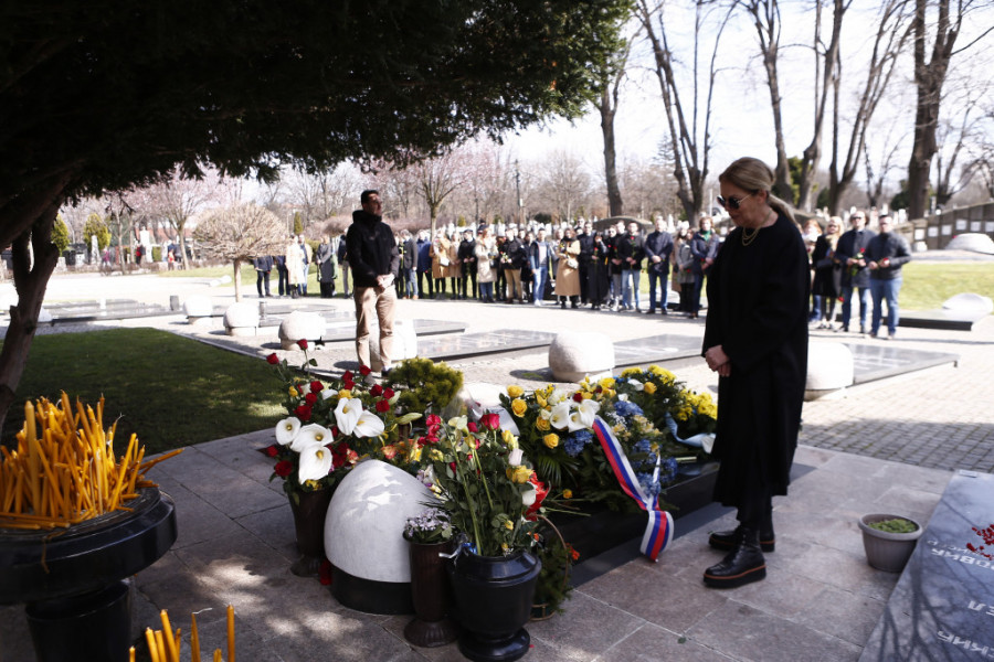 Tužan jecaj na Novom groblju: Porodica Zorana Đinđića na pomenu, sin Luka pridržavao uplakanu Rućicu iznad očevog groba (FOTO)