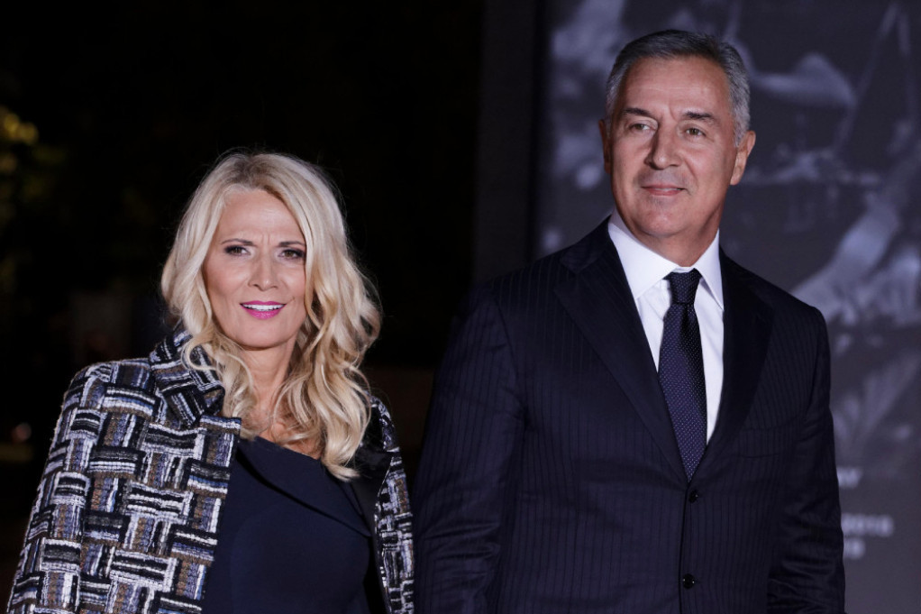 Vanbračna deca Mila Đukanovića više nisu tajna: OVA POZNATA MISICA im je majka, pogledajte fotografije iz Rima Vanbračna deca Mila Đukanovića više nisu tajna: OVA POZNATA MISICA im je majka, pogledajte fotografije iz Rima