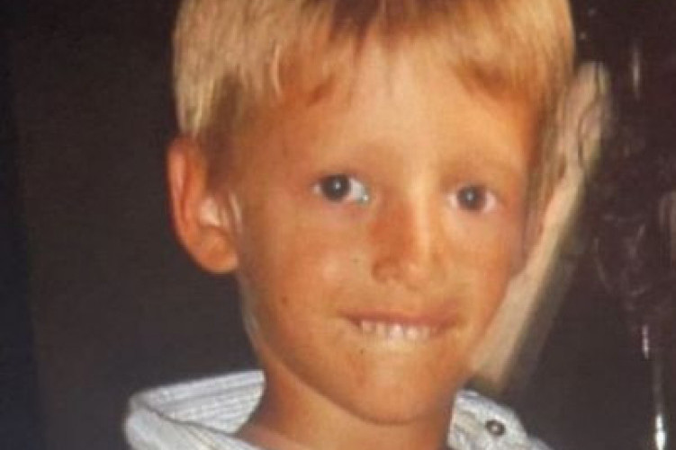 Sin poznatog oca, zvezda u usponu i neviđeni zavodnik! Prepoznajete li preslatkog dečaka sa fotografije? Sin poznatog oca, zvezda u usponu i neviđeni zavodnik! Prepoznajete li preslatkog dečaka sa fotografije?