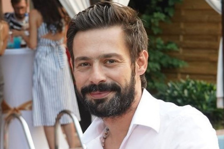 Milan Vasić se pohvalio novim stanom: Zavirite u novi dom slavnog glumca sa pogledom na Hram u koji uskoro stiže JEDAN MALI DEČAK Milan Vasić se pohvalio novim stanom: Zavirite u novi dom slavnog glumca sa pogledom na Hram u koji uskoro stiže JEDAN MALI DEČAK