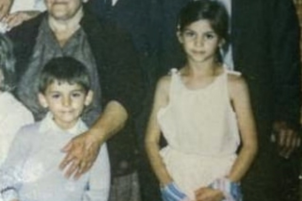 Prepoznajete li devojčicu sa slike? U Srbiji je živela skromno, a danas je najcenjenija žena u poslovnom arapskom svetu(FOTO) Prepoznajete li devojčicu sa slike? U Srbiji je živela skromno, a danas je najcenjenija žena u poslovnom arapskom svetu(FOTO)
